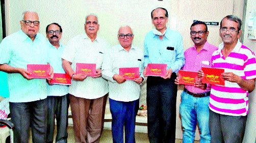 Enthusiastic publication of the book Signature World | स्वाक्षरीचे जग पुस्तकाचे उत्साहात प्रकाशन Enthusiastic publication of the book Signature World | स्वाक्षरीचे जग पुस्तकाचे उत्साहात प्रकाशन