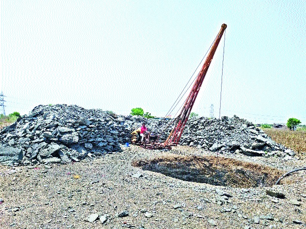 Water scarcity in the northeast of Yela | येवल्याच्या उत्तर-पूर्व भागात पाणीटंचाई Water scarcity in the northeast of Yela | येवल्याच्या उत्तर-पूर्व भागात पाणीटंचाई