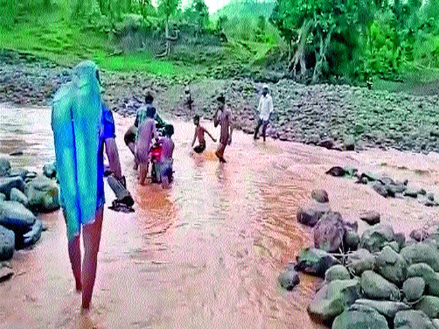 Life threatening journey | जीव धोक्यात घालून प्रवास Life threatening journey | जीव धोक्यात घालून प्रवास