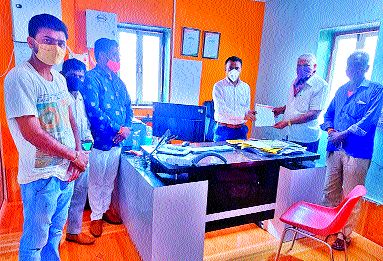 Professionals demand increased shop hours | व्यावसायिकांची दुकानाची वेळ वाढविण्याची मागणी Professionals demand increased shop hours | व्यावसायिकांची दुकानाची वेळ वाढविण्याची मागणी