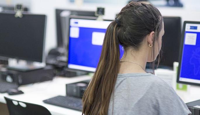 Due to lack of income proof girls are away from computer training | उत्पन्न दाखल्याअभावी मुली संगणक प्रशिक्षणापासून दूर Due to lack of income proof girls are away from computer training | उत्पन्न दाखल्याअभावी मुली संगणक प्रशिक्षणापासून दूर