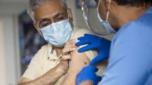 Crowds for vaccinations made by the elderly | अबालवृद्धांनी केली लसीकरणासाठी गर्दी Crowds for vaccinations made by the elderly | अबालवृद्धांनी केली लसीकरणासाठी गर्दी