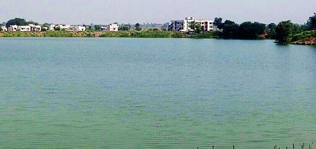 The level of water raised from the pool room | तलाव खोलीकरणातून वाढली पाण्याची पातळी