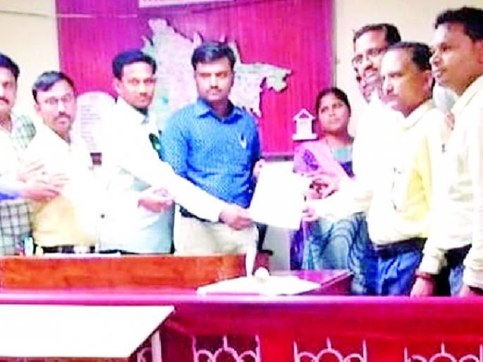 Brahmapurni movement for old pension scheme | जुन्या पेन्शन योजनेसाठी ब्रह्मपुरीत आंदोलन Brahmapurni movement for old pension scheme | जुन्या पेन्शन योजनेसाठी ब्रह्मपुरीत आंदोलन