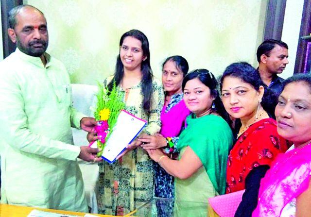 Prefer to solve women's problems - | महिलांच्या समस्या सोडविण्यास प्राधान्य -चावडा