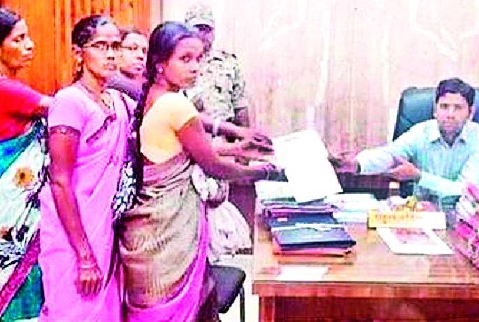 Nutritionist employees' demonstrations | पोषण आहार कर्मचाऱ्यांची निदर्शने