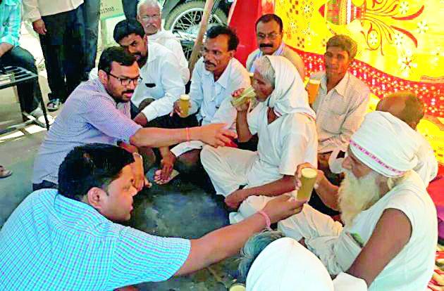 Discuss with the officials, the fast-tracking of toll-stricken farmers | अधिकाऱ्यांशी चर्चा, टॉवरग्रस्त शेतकऱ्यांचे उपोषण मागे