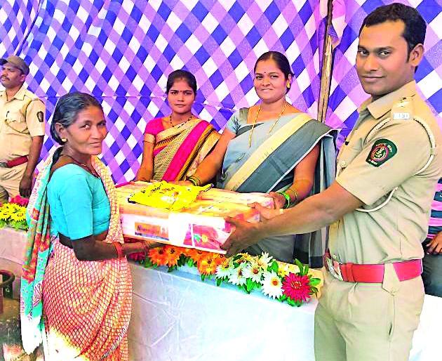 Gas connection to 175 beneficiaries | १७५ लाभार्थ्यांना गॅस कनेक्शन Gas connection to 175 beneficiaries | १७५ लाभार्थ्यांना गॅस कनेक्शन