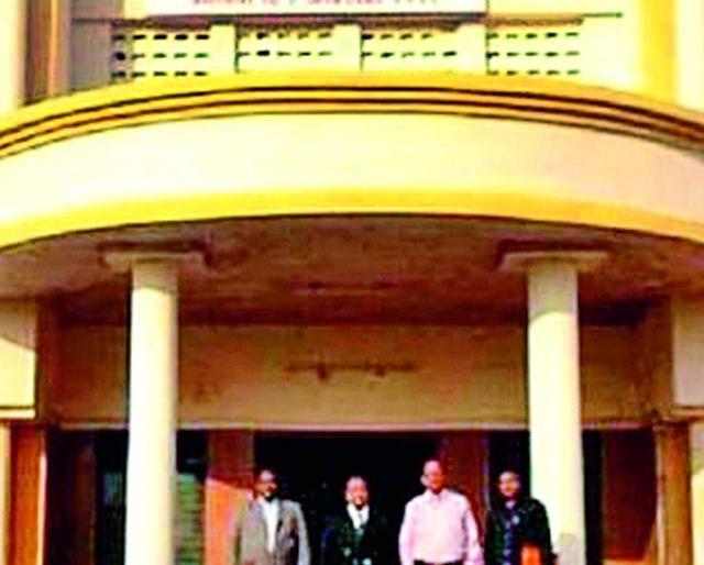 Troubling of poor students by the Gondwani payout | गोंडवानाच्या शुल्कवाढीने गरीब विद्यार्थी अडचणीत Troubling of poor students by the Gondwani payout | गोंडवानाच्या शुल्कवाढीने गरीब विद्यार्थी अडचणीत