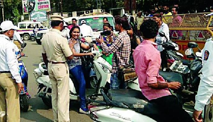 Helmets again in Chandrapur | चंद्रपुरात पुन्हा हेल्मेटसक्ती Helmets again in Chandrapur | चंद्रपुरात पुन्हा हेल्मेटसक्ती