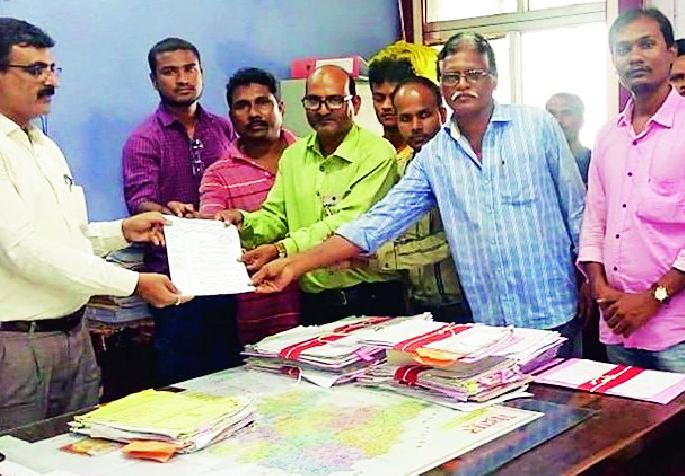 Report crimes against brokers in labor registration benefits | मजूर नोंदणी लाभातील दलालांवर गुन्हे नोंदवा