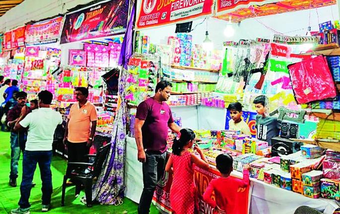 Diwali shopping bumps up; 400 crore turnover | दिवाळीची खरेदी दणक्यात; 400 कोटींची उलाढाल Diwali shopping bumps up; 400 crore turnover | दिवाळीची खरेदी दणक्यात; 400 कोटींची उलाढाल