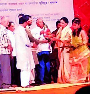 Baba Amte Jeevan Award for Sudhakar Kadu | सुधाकर कडू यांना बाबा आमटे जीवन पुरस्कार