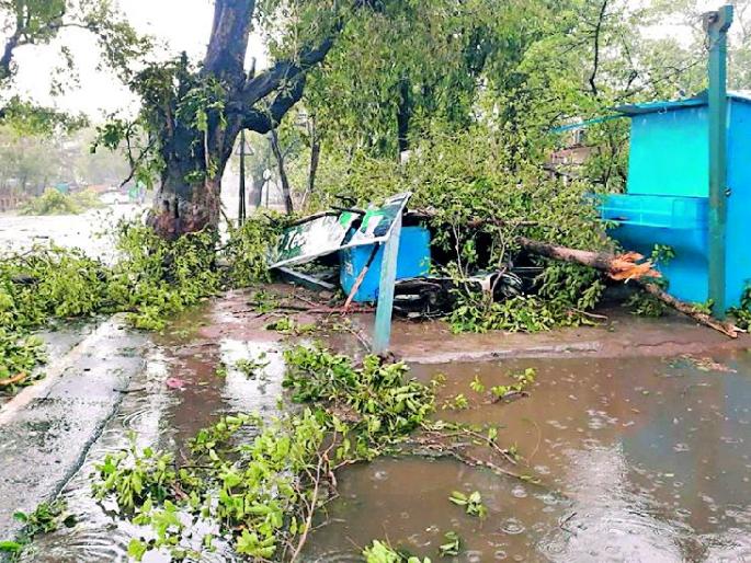 Heavy rains lashed many villages | वादळी पावसाने अनेक गावांना झोडपले Heavy rains lashed many villages | वादळी पावसाने अनेक गावांना झोडपले