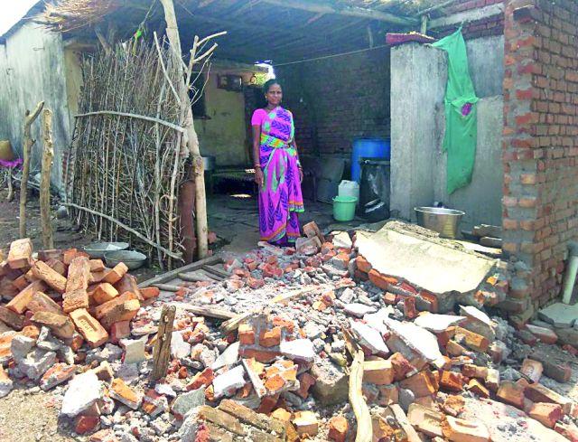 Brahmapuri, shadow storm surge | ब्रह्मपुरी, सावलीला वादळाचा तडाखा Brahmapuri, shadow storm surge | ब्रह्मपुरी, सावलीला वादळाचा तडाखा