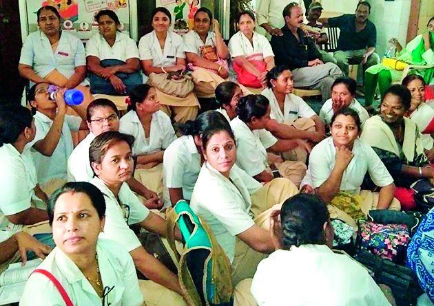 Employees boycott for adjustment in medical college | मेडिकल कॉलेजमध्ये समायोजनासाठी कर्मचाऱ्यांचा बहिष्कार