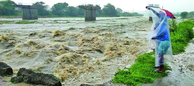 Santatadhar: life-threatening disorder | संततधार : जनजीवन विस्कळीत Santatadhar: life-threatening disorder | संततधार : जनजीवन विस्कळीत