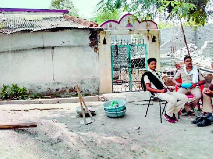 The house of the accused in the prison was burnt | हत्याकांडातील आरोपीचे घर जाळले The house of the accused in the prison was burnt | हत्याकांडातील आरोपीचे घर जाळले