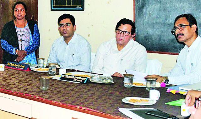 Problems learned by Commissioner of Public Service Commission | लोकसेवा हक्क आयोगाच्या आयुक्तांनी जाणून घेतल्या समस्या Problems learned by Commissioner of Public Service Commission | लोकसेवा हक्क आयोगाच्या आयुक्तांनी जाणून घेतल्या समस्या