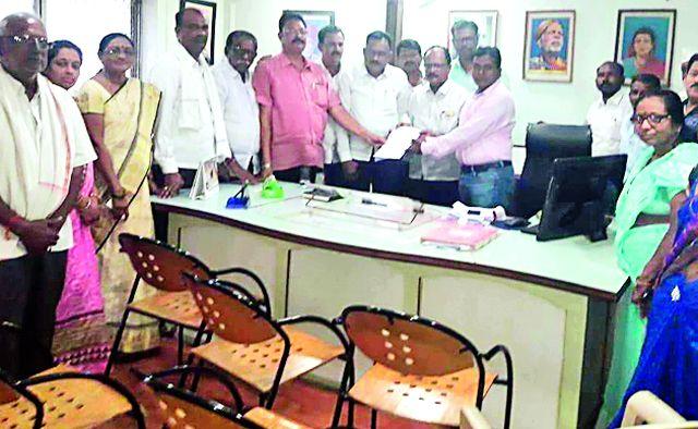 NP on strike against pandemic | साथीच्या आजाराबाबत न.प.वर धडक NP on strike against pandemic | साथीच्या आजाराबाबत न.प.वर धडक