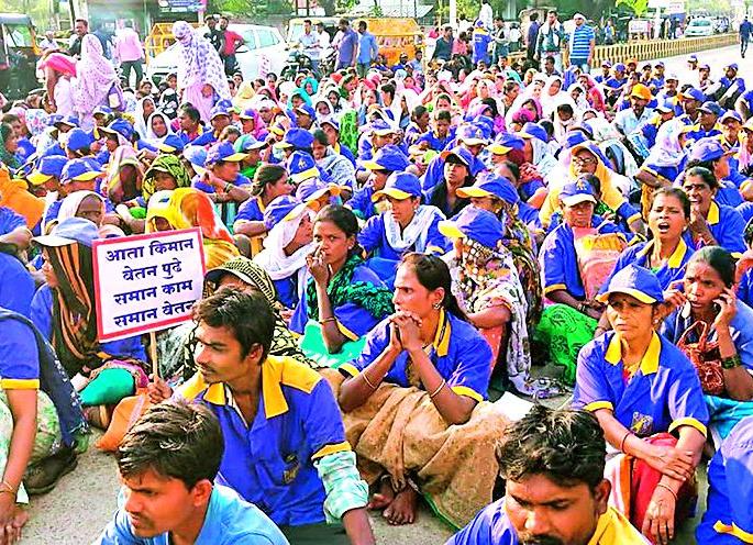 Contract workers strike at district collector | कंत्राटी कामगारांची जिल्हा कचेरीवर धडक Contract workers strike at district collector | कंत्राटी कामगारांची जिल्हा कचेरीवर धडक