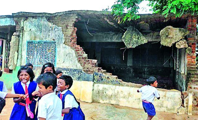 Will the school be recorded only after the collapse? | शाळा कोसळल्यानंतरच निर्लेखन करणार काय? Will the school be recorded only after the collapse? | शाळा कोसळल्यानंतरच निर्लेखन करणार काय?