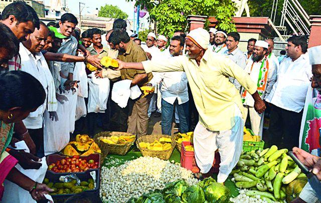 Vegetable free at Chandrapur | चंद्रपुरात भाजीपाला मोफत Vegetable free at Chandrapur | चंद्रपुरात भाजीपाला मोफत