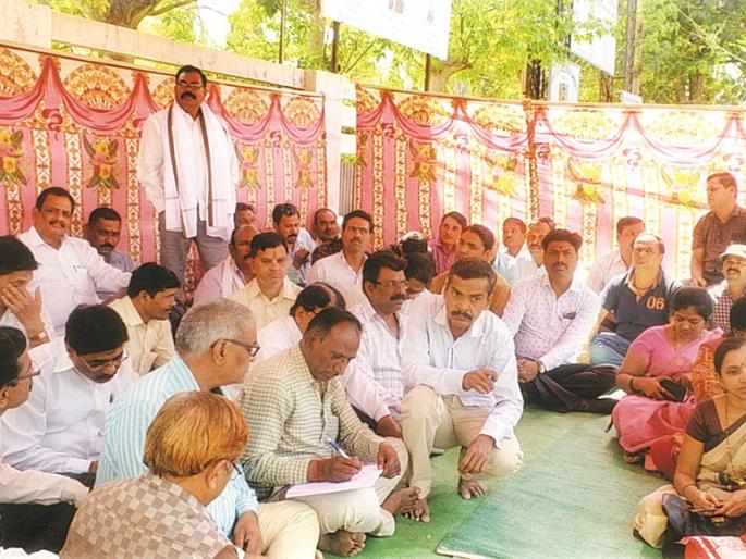College Nonteaching staff on strike! | महाविद्यालयीन शिक्षकेतर कर्मचारी बेमुदत संपावर! College Nonteaching staff on strike! | महाविद्यालयीन शिक्षकेतर कर्मचारी बेमुदत संपावर!
