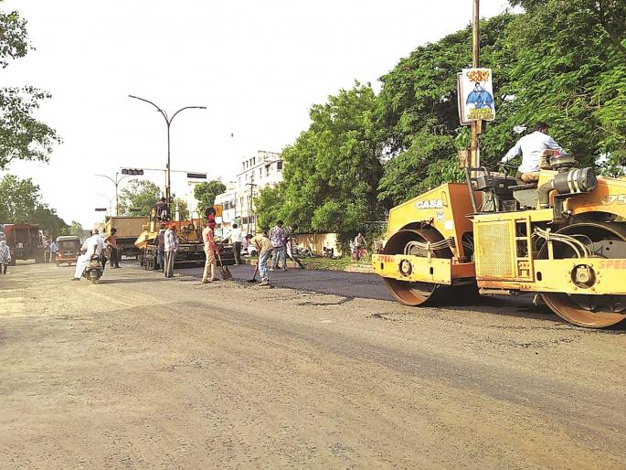 Road pathchin work begins in akola city | अशोक वाटिका- रेल्वेस्थानकाच्या डांबरीकरणास अखेर प्रारंभ