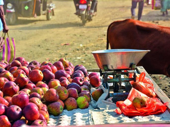 Fiasco of Plastic Ban ; Open use of plastic in Akola city | बंदीचा फज्जा; प्लास्टिकचा खुलेआम वापर Fiasco of Plastic Ban ; Open use of plastic in Akola city | बंदीचा फज्जा; प्लास्टिकचा खुलेआम वापर