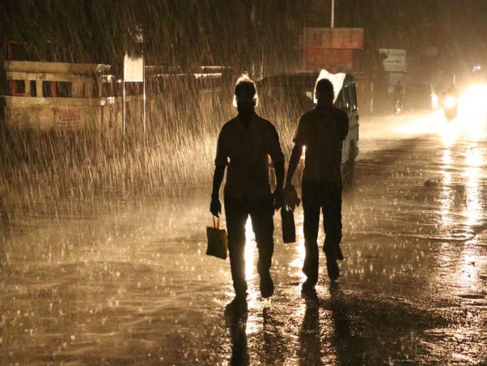 Heavy rain for half an hour in Jalgaon with thunderstorms | जळगावात ढगांच्या गडगडाटासह अर्धा तास जोरदार पाऊस