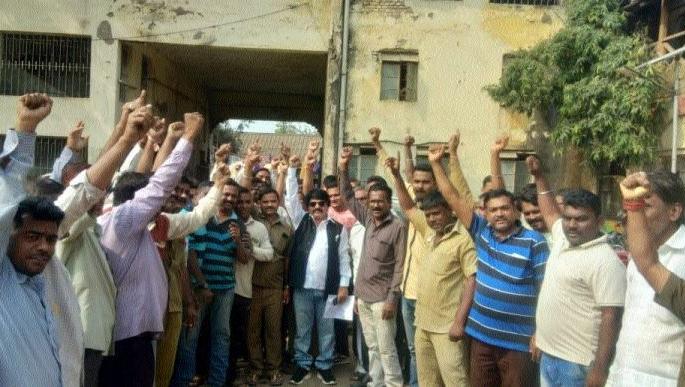 Rickshaw protesters protest against 'RTO' | ‘आरटीओ’विरुद्ध रिक्षाचालकांची निदर्शने Rickshaw protesters protest against 'RTO' | ‘आरटीओ’विरुद्ध रिक्षाचालकांची निदर्शने