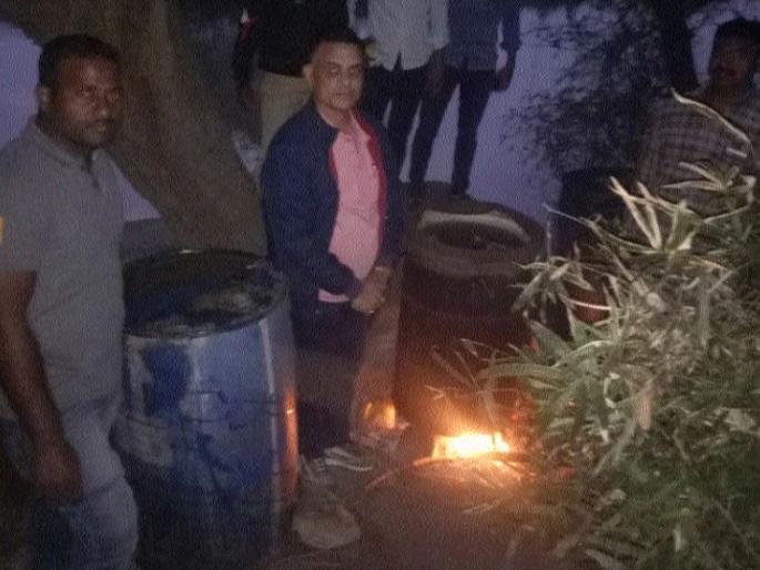 Print this page on a wine bar | कुºहे पानाचे येथे दारुच्या भट्टीवर छापा Print this page on a wine bar | कुºहे पानाचे येथे दारुच्या भट्टीवर छापा