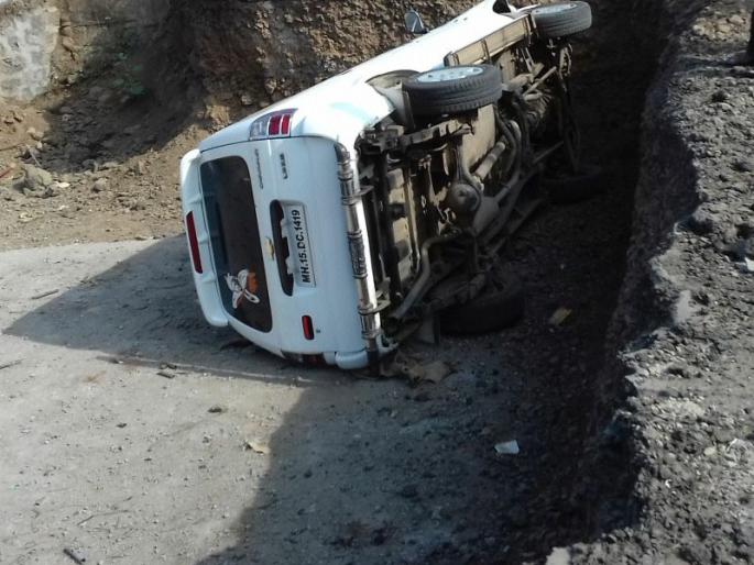 Four-wheeler crashed into a ditch in the road | रस्त्यावरील खड्ड्यात कोसळली चारचाकी Four-wheeler crashed into a ditch in the road | रस्त्यावरील खड्ड्यात कोसळली चारचाकी