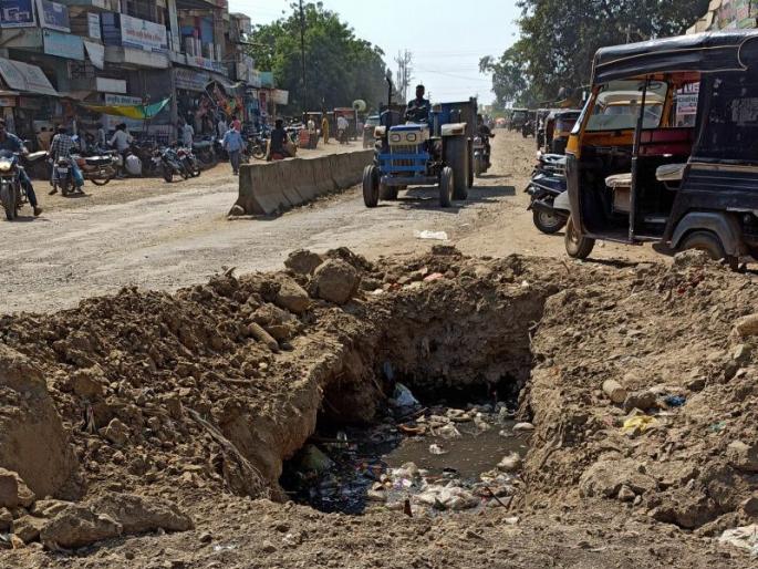 Inviting an accident, the pit of the bridge at Bodwad | अपघाताला आमंत्रण देत आहे, बोदवड येथील पुलाचा खड्डा Inviting an accident, the pit of the bridge at Bodwad | अपघाताला आमंत्रण देत आहे, बोदवड येथील पुलाचा खड्डा