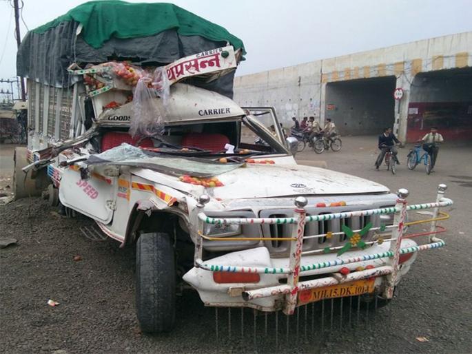 A truck rammed into a dusty pickup van, killing one | धुळ्यानजिक पिकअप व्हॅनची ट्रकला धडक, १ ठार A truck rammed into a dusty pickup van, killing one | धुळ्यानजिक पिकअप व्हॅनची ट्रकला धडक, १ ठार