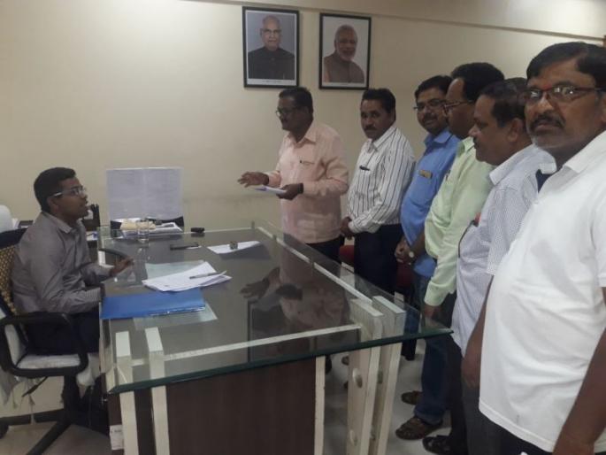 Inquire teachers in filling false information in Dhule district | धुळे जिल्ह्यात खोटी माहिती भरणाºया शिक्षकांची चौकशी करा Inquire teachers in filling false information in Dhule district | धुळे जिल्ह्यात खोटी माहिती भरणाºया शिक्षकांची चौकशी करा