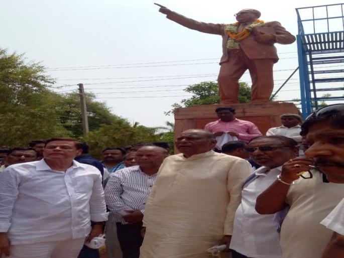 Arrested Mathafiru in the case of statue in Dhule | धुळ्यात पुतळ्याची विटंबनाप्रकरणी माथेफिरुला अटक करा Arrested Mathafiru in the case of statue in Dhule | धुळ्यात पुतळ्याची विटंबनाप्रकरणी माथेफिरुला अटक करा