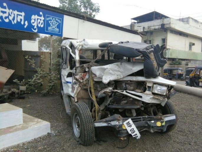 Truck-Crusher Accident Injured Fourth | ट्रक-कु्रझरचा अपघात चौघांना दुखापत Truck-Crusher Accident Injured Fourth | ट्रक-कु्रझरचा अपघात चौघांना दुखापत