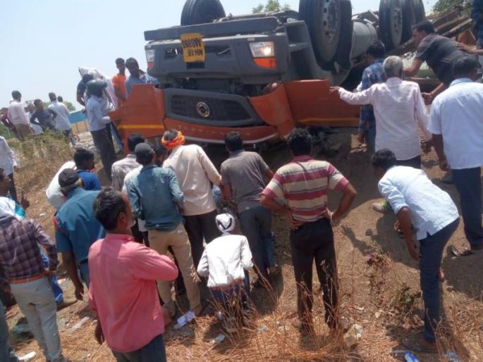 Truck rolled in Nandaleshwar, driver dies | नंदाळेशिवारात ट्रक उलटला, चालक ठार Truck rolled in Nandaleshwar, driver dies | नंदाळेशिवारात ट्रक उलटला, चालक ठार