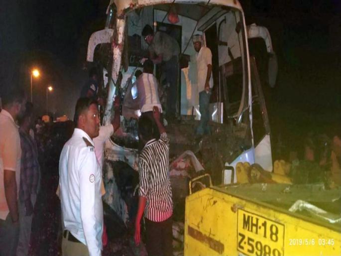Truck-Travel Traumatic Accident, 1 Dead | ट्रक-ट्रॅव्हल्सचा भीषण अपघात, १ ठार Truck-Travel Traumatic Accident, 1 Dead | ट्रक-ट्रॅव्हल्सचा भीषण अपघात, १ ठार