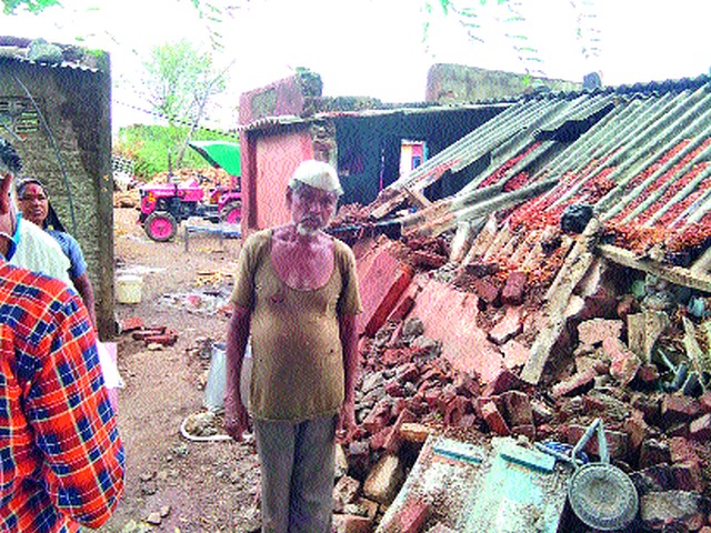 Houses collapse in Deola taluka | देवळा तालुक्यात घरांची पडझड Houses collapse in Deola taluka | देवळा तालुक्यात घरांची पडझड