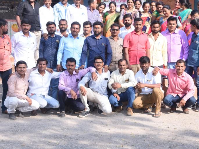 Helping alumni to open a new classroom | माजी विद्यार्थ्यांकडून नवीन वर्गखोलीसाठी मदतीचा हात  Helping alumni to open a new classroom | माजी विद्यार्थ्यांकडून नवीन वर्गखोलीसाठी मदतीचा हात