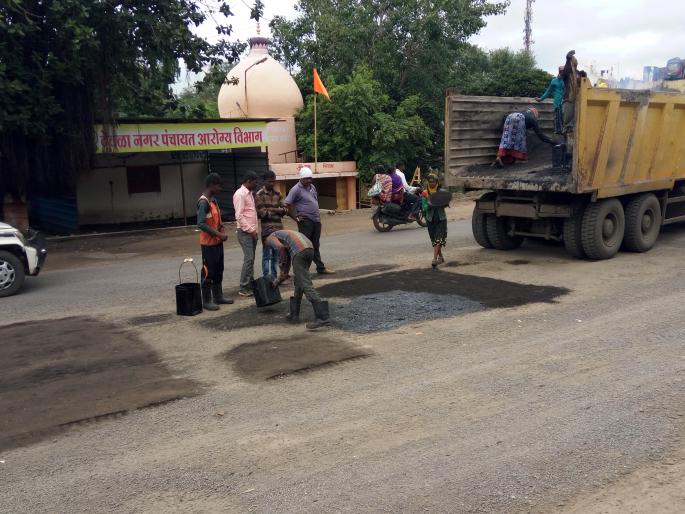 Vancouver-light highway repair work degraded | विंचूर-प्रकाशा महामार्ग दुरुस्तीचे काम निकृष्ट