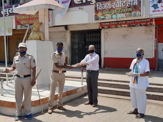 Jain Social Group celebrates Mahavir Jayanti by distributing lunch boxes | जेवणाचे डबे वाटून जैन सोशल ग्रुपने केली महावीर जयंती साजरी