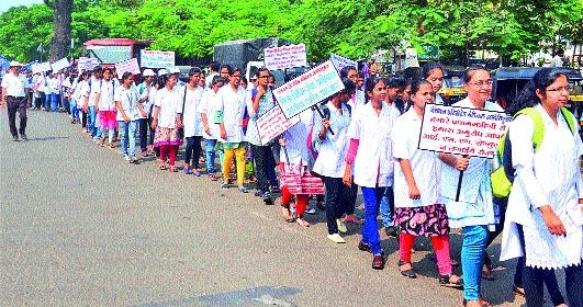 Silent Front for Asking Allopathy Physicians | अ‍ॅलोपॅथी डॉक्टरांचा मागण्यांसाठी मूक मोर्चा