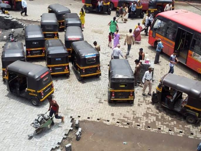 Bundles in the work of cement concrete road due to Dombivli unidentified rickshaw drivers | डोंबिवलीत बेशिस्त रिक्षा चालकांमुळे सिमेंट काँक्रीट रस्त्याच्या कामात अडथळे Bundles in the work of cement concrete road due to Dombivli unidentified rickshaw drivers | डोंबिवलीत बेशिस्त रिक्षा चालकांमुळे सिमेंट काँक्रीट रस्त्याच्या कामात अडथळे
