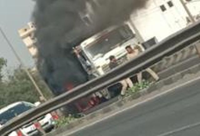 Dumper fire due to flat tire | टायर फुटल्याने डंपरला आग Dumper fire due to flat tire | टायर फुटल्याने डंपरला आग