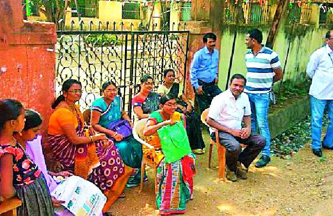 The center of the Chamorshi center school opened | चामोर्शीतील केंद्र शाळेचे कुलूप उघडले The center of the Chamorshi center school opened | चामोर्शीतील केंद्र शाळेचे कुलूप उघडले