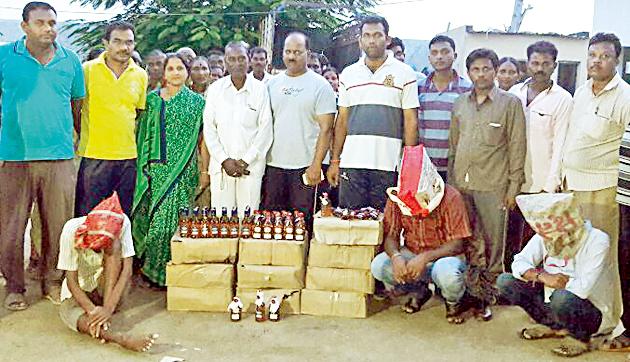 Twenty-five lakh liquor seized with bike | दुचाकीसह सव्वा लाखांची दारू जप्त Twenty-five lakh liquor seized with bike | दुचाकीसह सव्वा लाखांची दारू जप्त